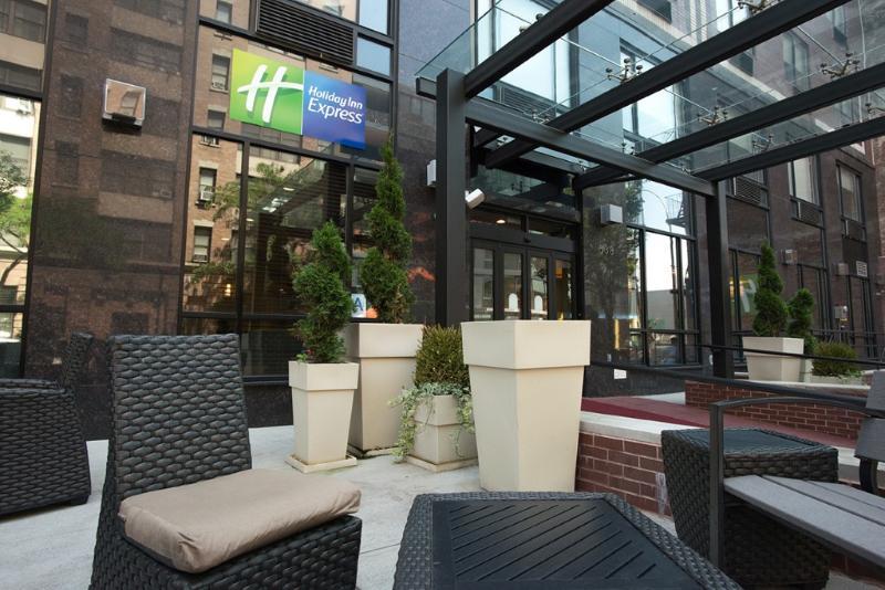Holiday Inn Express Manhattan Midtown West By Ihg New York Exterior photo